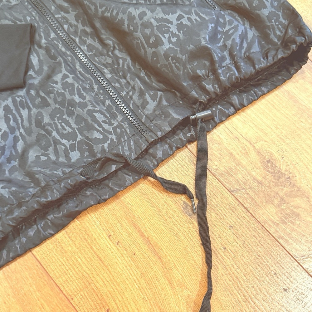 Zyia Active Size M Black Leopard Windbreaker Bomber Jacket Hooded Lightweight - Picture 3 of 5